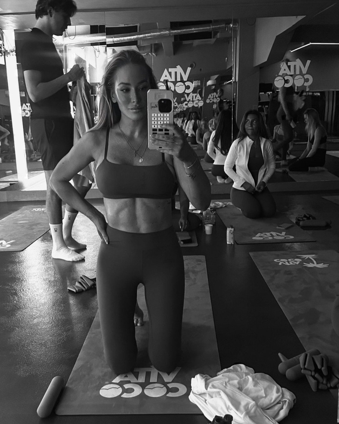 Gym mirror selfie with Le Phone case
